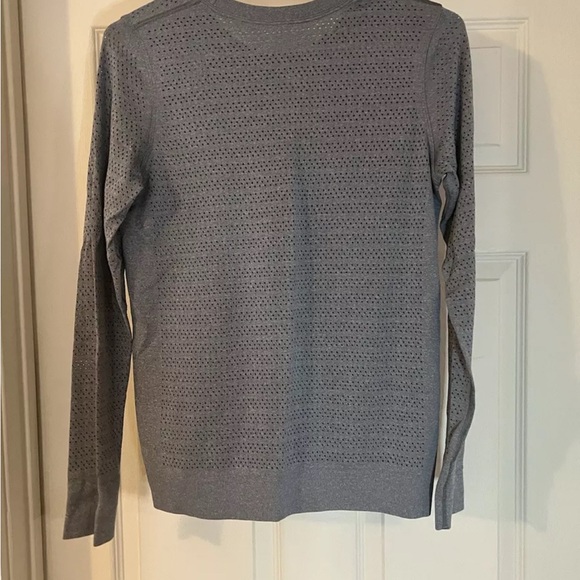 Lululemon Breeze By Long Sleeve *Squad Light Gray sz 6 Workout Shirt - Picture 2 of 5